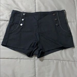 Side zip with faux pockets black shorts